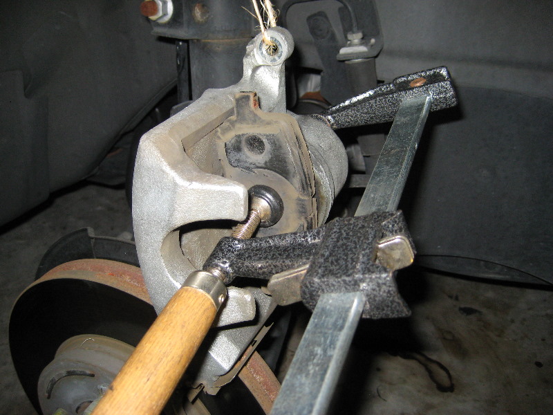 Chevrolet-Cobalt-Front-Brake-Pads-Replacement-Guide-021