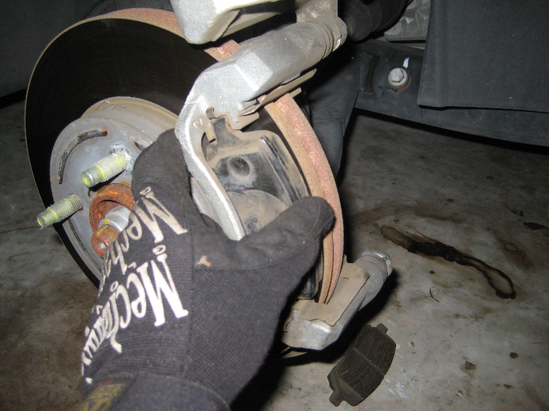 Chevrolet-Cobalt-Front-Brake-Pads-Replacement-Guide-024