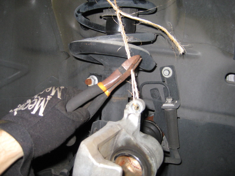 Chevrolet-Cobalt-Front-Brake-Pads-Replacement-Guide-027