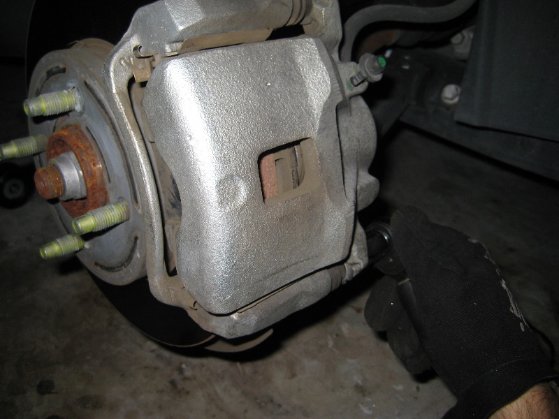 Chevrolet-Cobalt-Front-Brake-Pads-Replacement-Guide-031