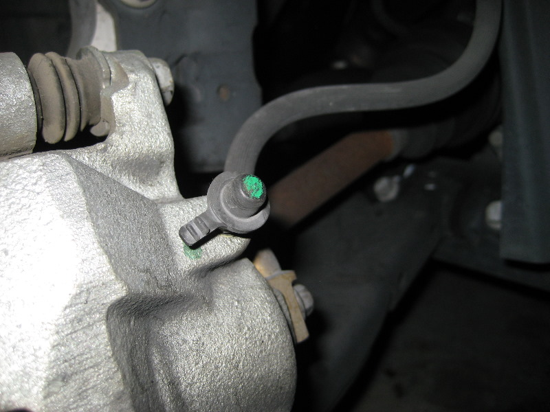 Chevrolet-Cobalt-Front-Brake-Pads-Replacement-Guide-032