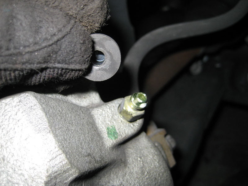 Chevrolet-Cobalt-Front-Brake-Pads-Replacement-Guide-033