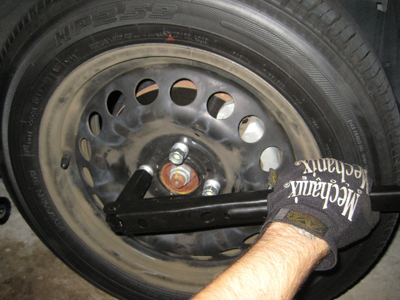 Chevrolet-Cobalt-Front-Brake-Pads-Replacement-Guide-035