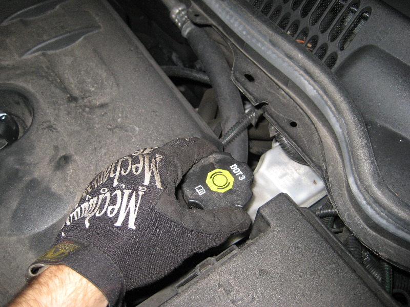 Chevrolet-Cobalt-Front-Brake-Pads-Replacement-Guide-039