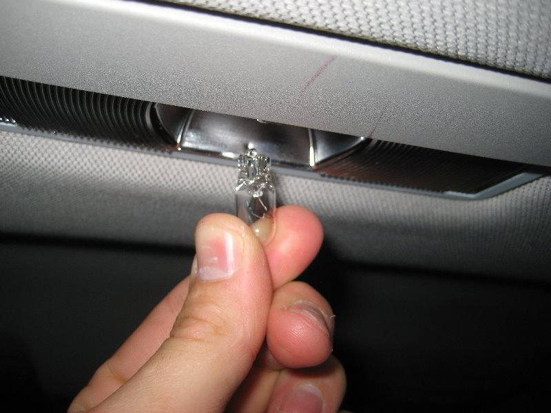 GM-Chevrolet-Cruze-Dome-Light-Bulb-Replacement-Guide-006