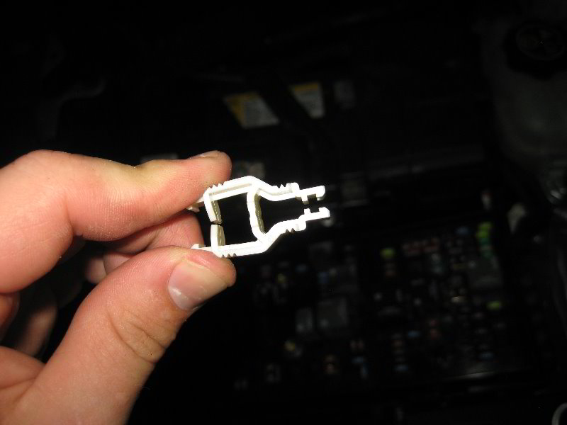 GM-Chevrolet-Cruze-Electrical-Fuse-Replacement-Guide-007