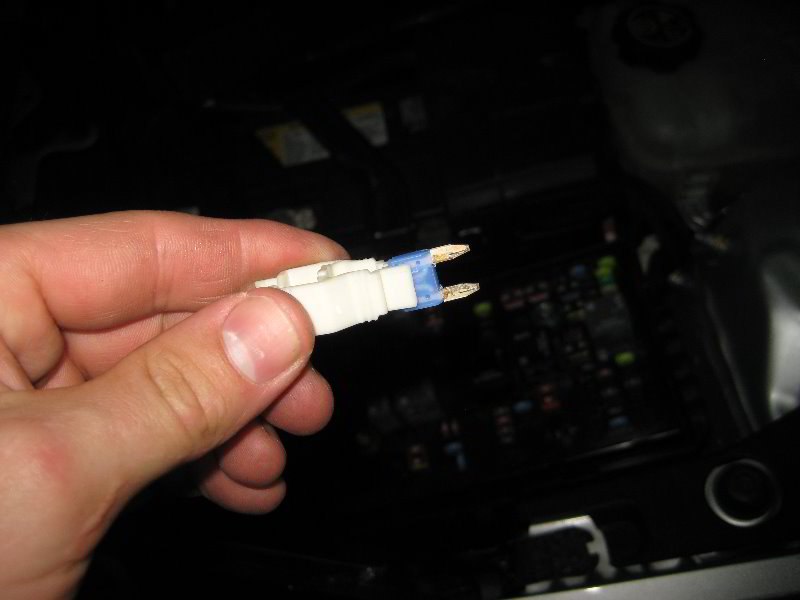 GM-Chevrolet-Cruze-Electrical-Fuse-Replacement-Guide-009