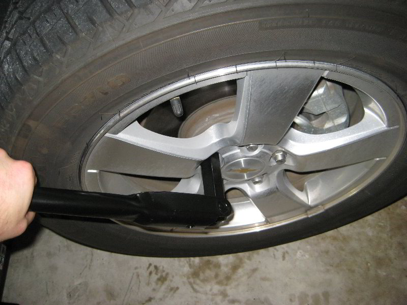 GMChevroletCruzeFrontBrakePadsReplacementGuide002