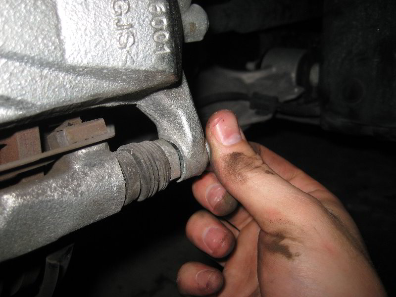 GM-Chevrolet-Cruze-Front-Brake-Pads-Replacement-Guide-028