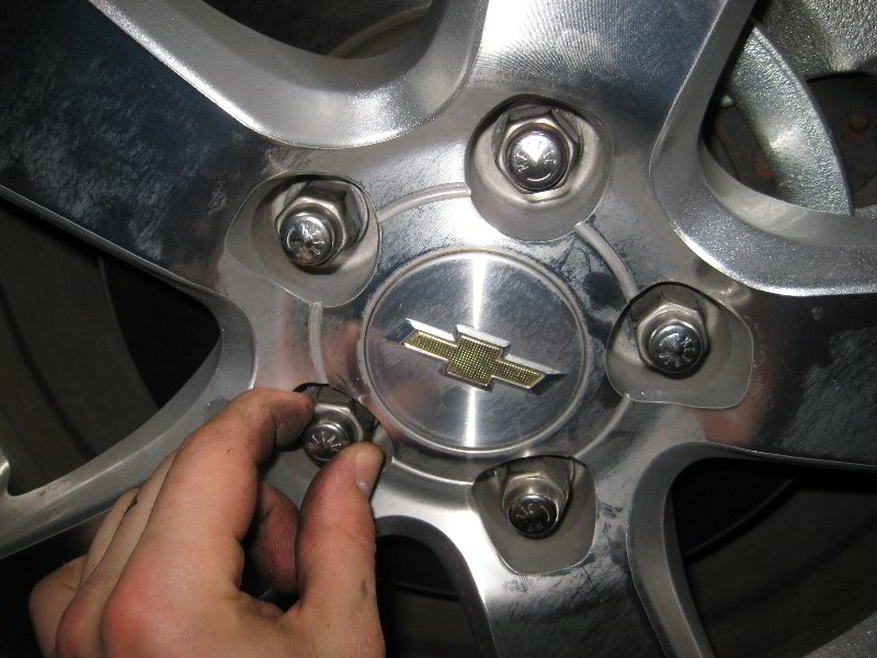 GMChevroletCruzeFrontBrakePadsReplacementGuide033