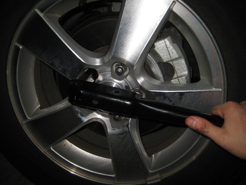 GMChevroletCruzeFrontBrakePadsReplacementGuide034