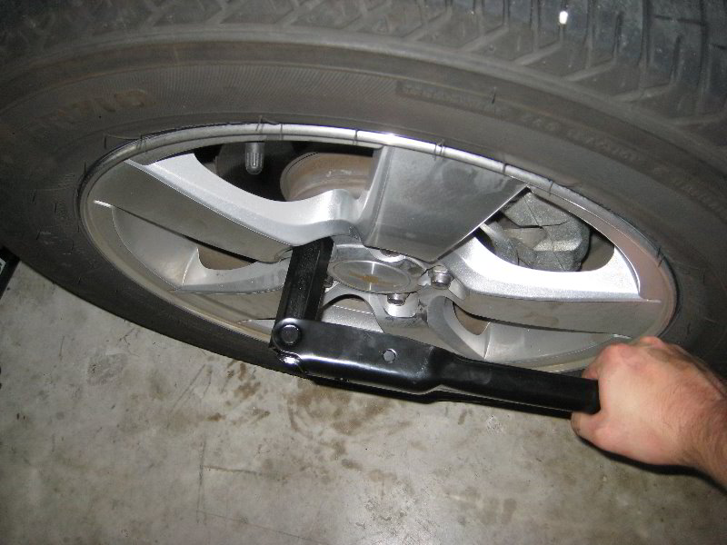 GM-Chevrolet-Cruze-Front-Brake-Pads-Replacement-Guide-036