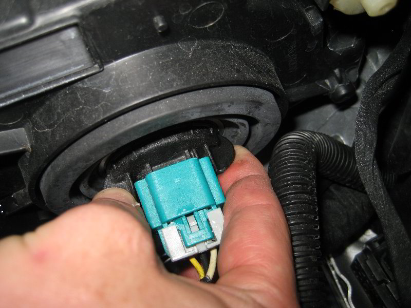 GM-Chevrolet-Cruze-Headlight-Bulbs-Replacement-Guide-005