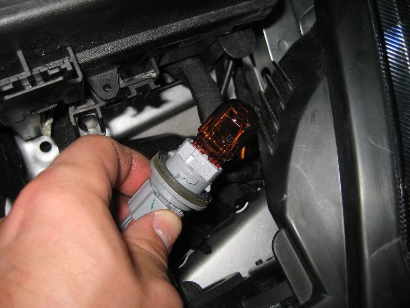 GM-Chevrolet-Cruze-Headlight-Bulbs-Replacement-Guide-016