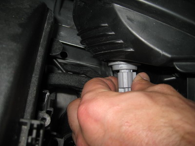 GM-Chevrolet-Cruze-Headlight-Bulbs-Replacement-Guide-018