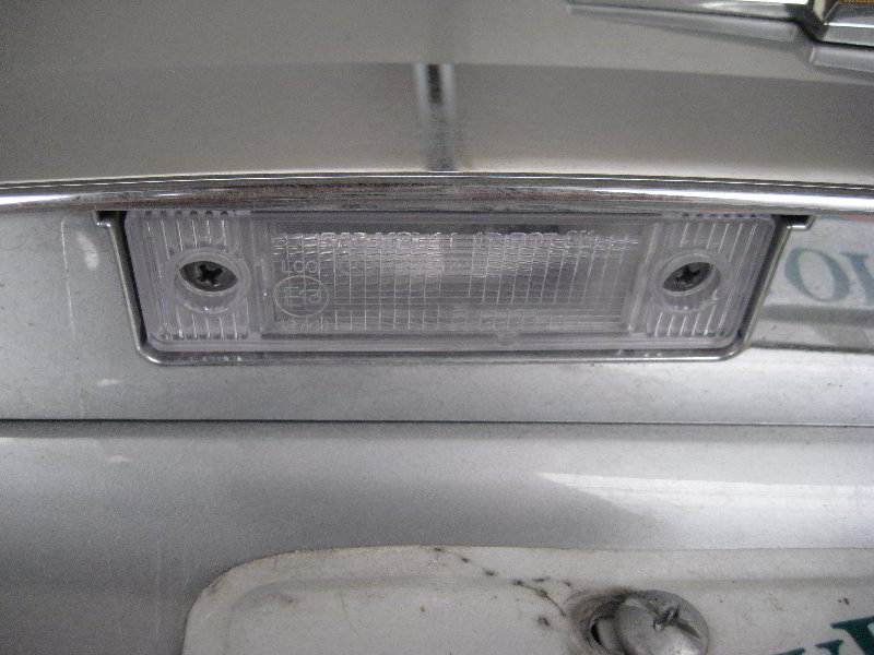 GMChevroletCruzeLicensePlateLightBulbsReplacementGuide001
