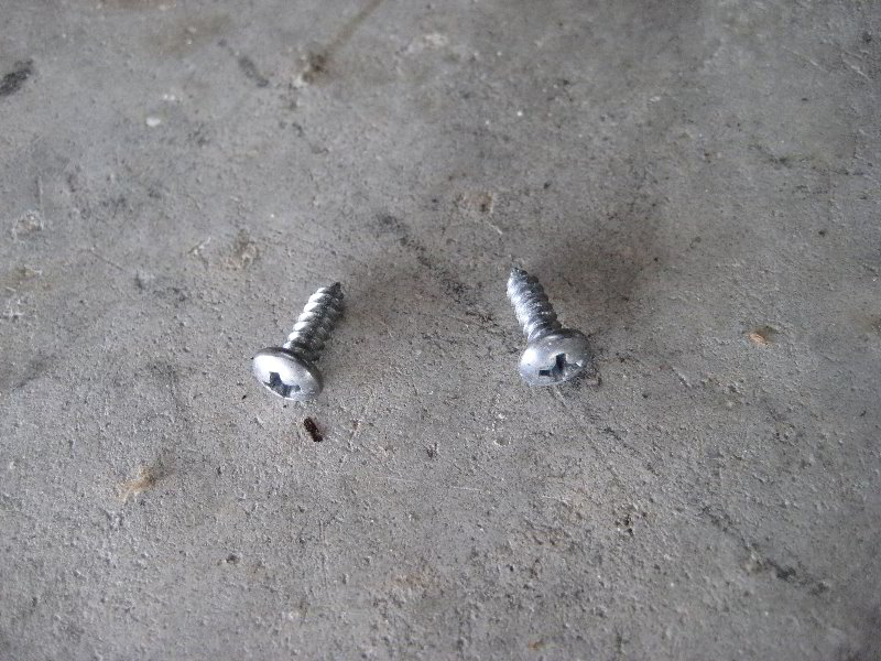 GM-Chevrolet-Cruze-License-Plate-Light-Bulbs-Replacement-Guide-004