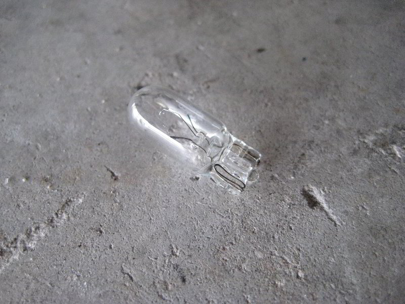 GM-Chevrolet-Cruze-License-Plate-Light-Bulbs-Replacement-Guide-008