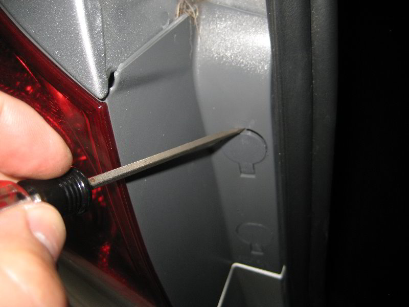 GM-Chevrolet-Cruze-Tail-Light-Bulbs-Replacement-Guide-003