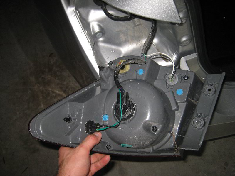 GM-Chevrolet-Cruze-Tail-Light-Bulbs-Replacement-Guide-008