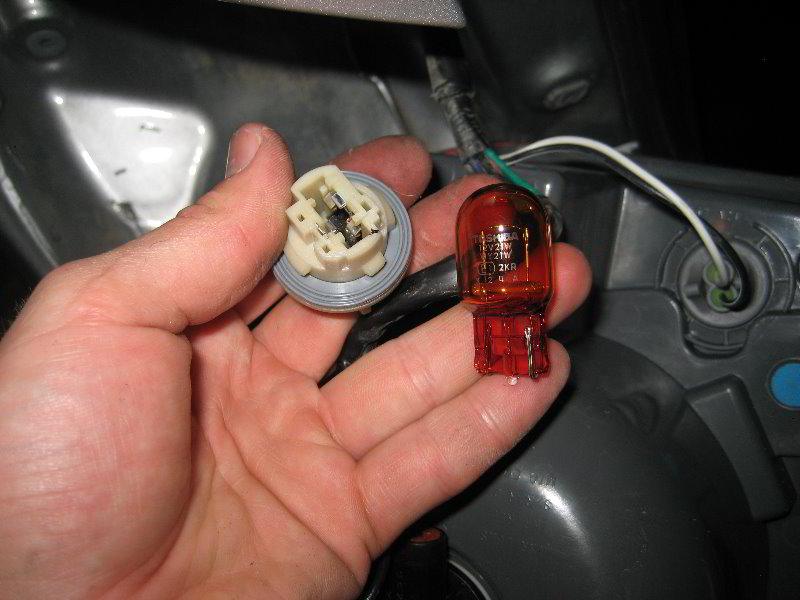 GM-Chevrolet-Cruze-Tail-Light-Bulbs-Replacement-Guide-015