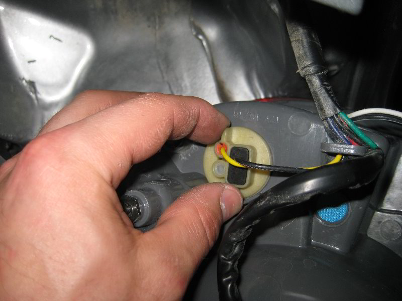 GM-Chevrolet-Cruze-Tail-Light-Bulbs-Replacement-Guide-016