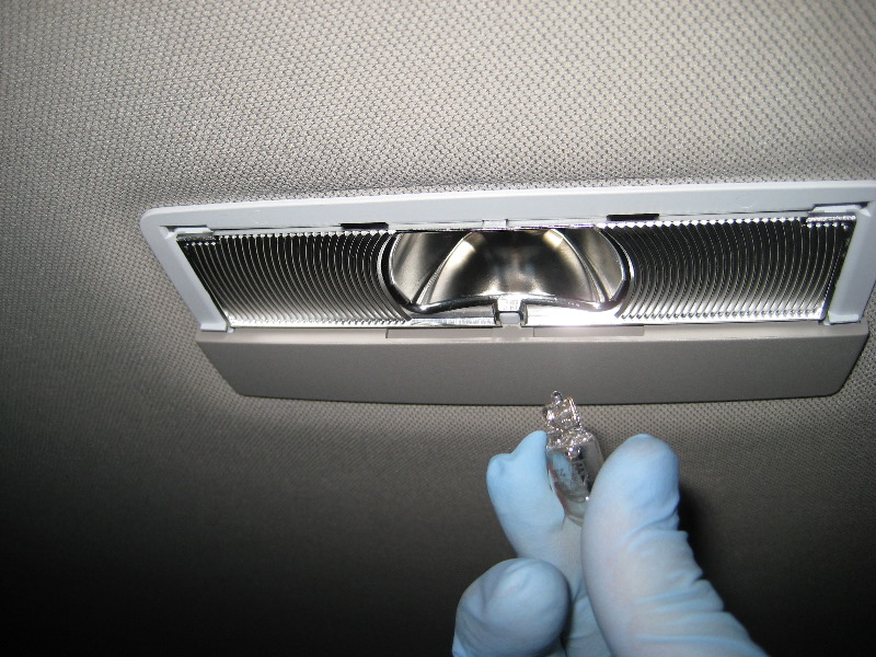 GM-Chevrolet-Equinox-Cargo-Area-Light-Bulb-Replacement-Guide-006