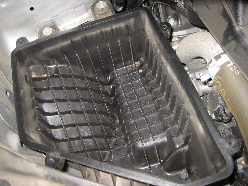 GM-Chevrolet-Equinox-Engine-Air-Filter-Replacement-Guide-008