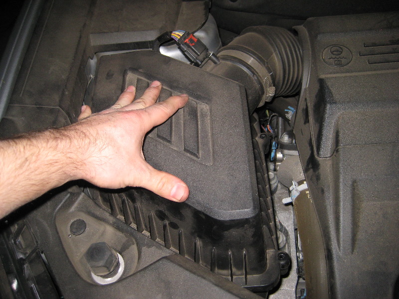GM-Chevrolet-Equinox-Engine-Air-Filter-Replacement-Guide-010