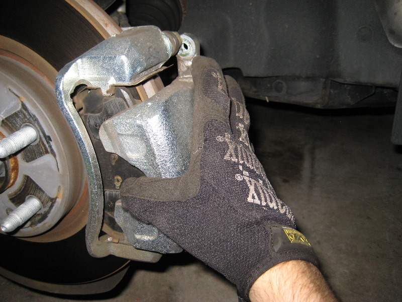 GM-Chevrolet-Equinox-Front-Brake-Pads-Replacement-Guide-013