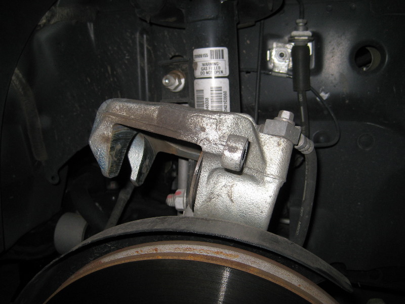 GM-Chevrolet-Equinox-Front-Brake-Pads-Replacement-Guide-014