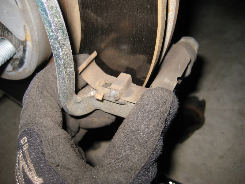 GM-Chevrolet-Equinox-Front-Brake-Pads-Replacement-Guide-017