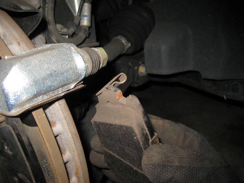 GM-Chevrolet-Equinox-Front-Brake-Pads-Replacement-Guide-024