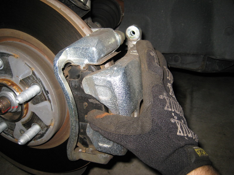 GM-Chevrolet-Equinox-Front-Brake-Pads-Replacement-Guide-028