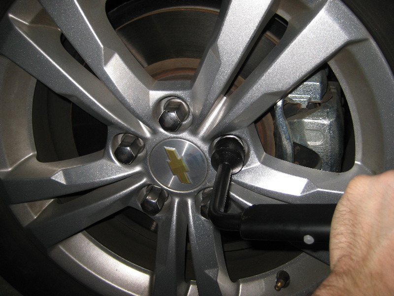 GM-Chevrolet-Equinox-Front-Brake-Pads-Replacement-Guide-036