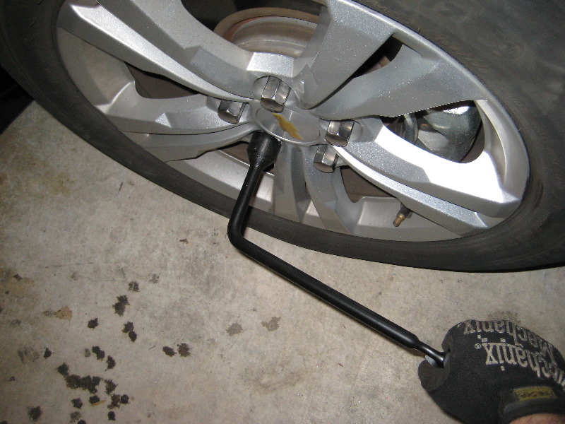 GM-Chevrolet-Equinox-Front-Brake-Pads-Replacement-Guide-038