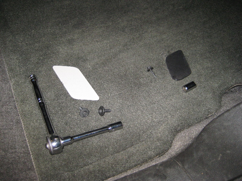 GM-Chevrolet-Equinox-Interior-Door-Panel-Removal-Guide-010