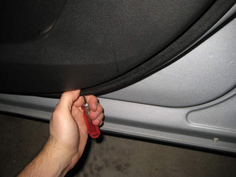 GM-Chevrolet-Equinox-Interior-Door-Panel-Removal-Guide-011