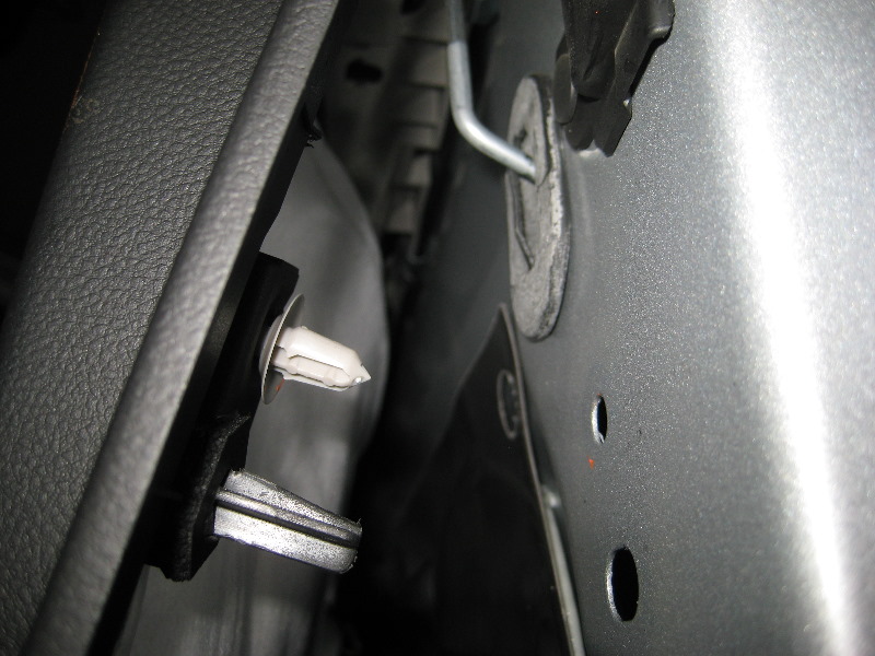 GM-Chevrolet-Equinox-Interior-Door-Panel-Removal-Guide-013