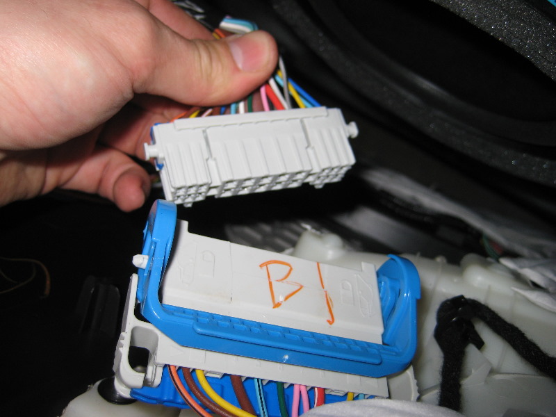 GM-Chevrolet-Equinox-Interior-Door-Panel-Removal-Guide-017