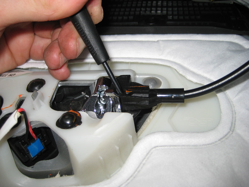 GM-Chevrolet-Equinox-Interior-Door-Panel-Removal-Guide-018