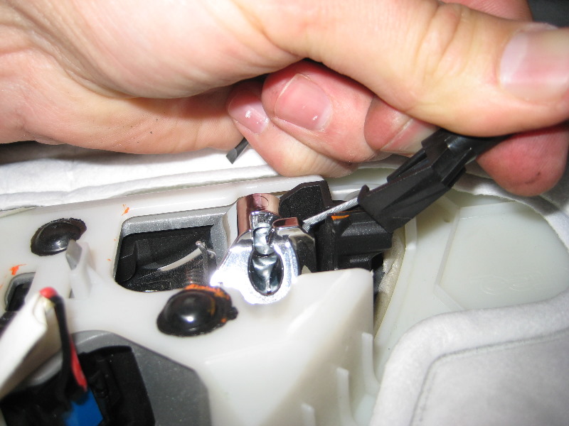 GM-Chevrolet-Equinox-Interior-Door-Panel-Removal-Guide-019