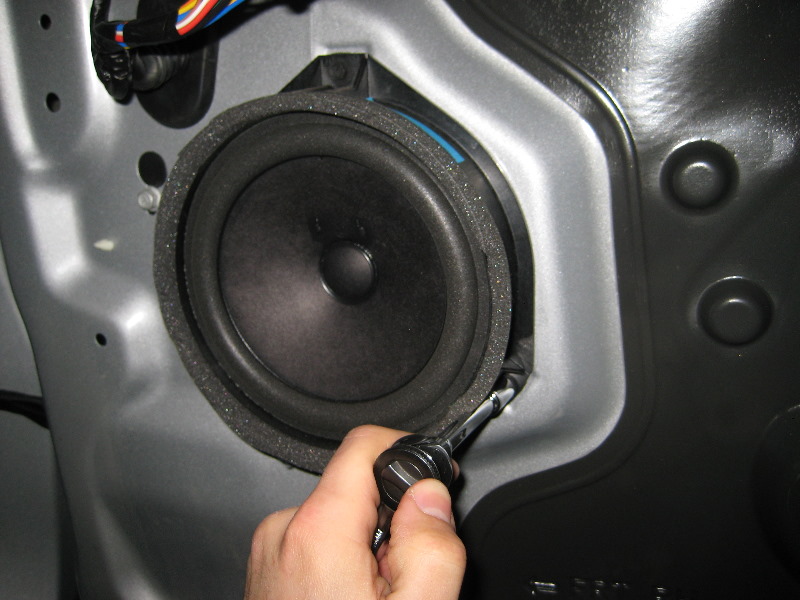 GM-Chevrolet-Equinox-Interior-Door-Panel-Removal-Guide-025