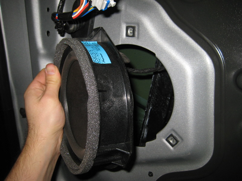 GM-Chevrolet-Equinox-Interior-Door-Panel-Removal-Guide-027