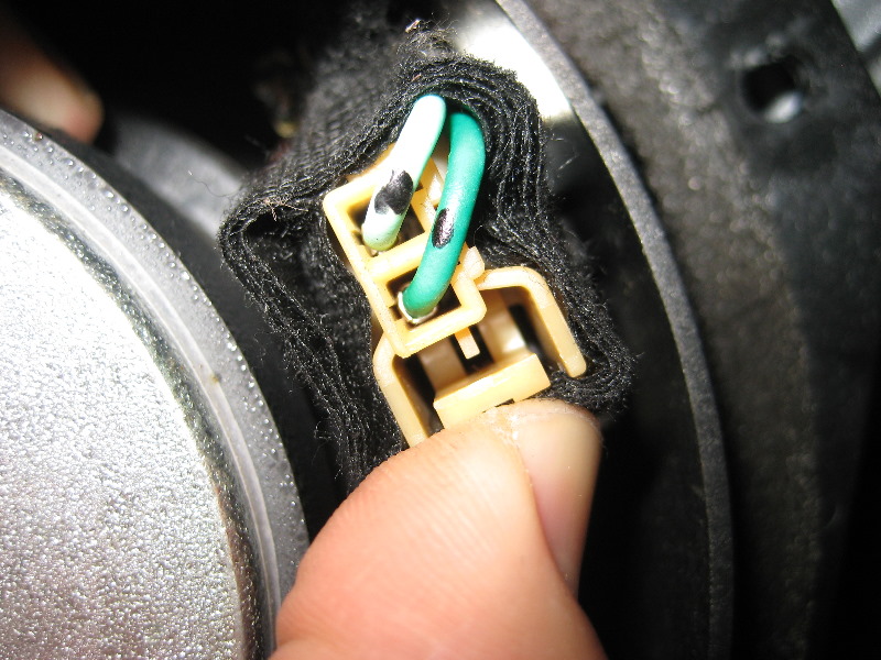 GM-Chevrolet-Equinox-Interior-Door-Panel-Removal-Guide-028