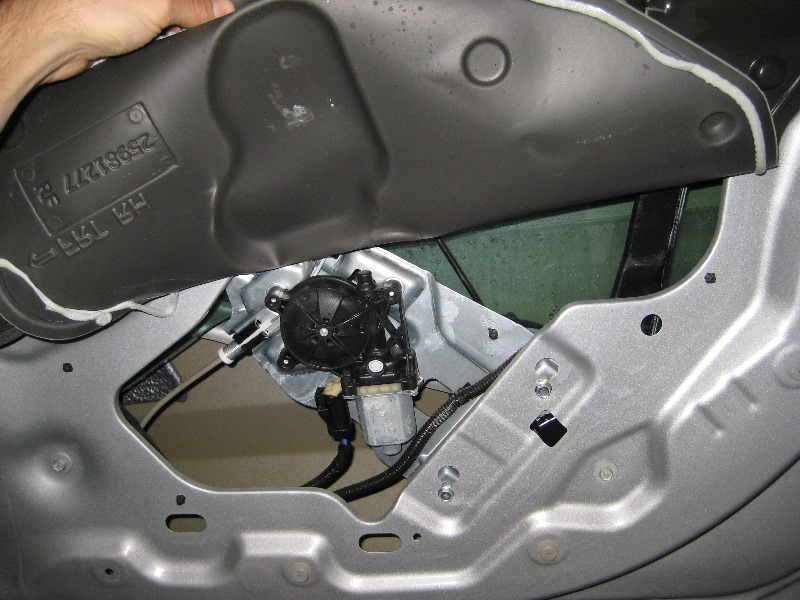 GM-Chevrolet-Equinox-Interior-Door-Panel-Removal-Guide-029