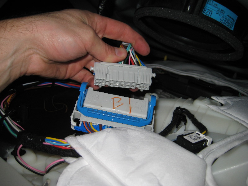 GM-Chevrolet-Equinox-Interior-Door-Panel-Removal-Guide-030