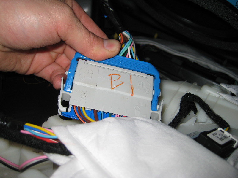 GM-Chevrolet-Equinox-Interior-Door-Panel-Removal-Guide-031