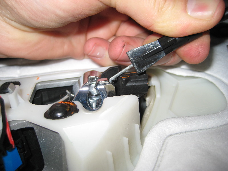 GM-Chevrolet-Equinox-Interior-Door-Panel-Removal-Guide-032