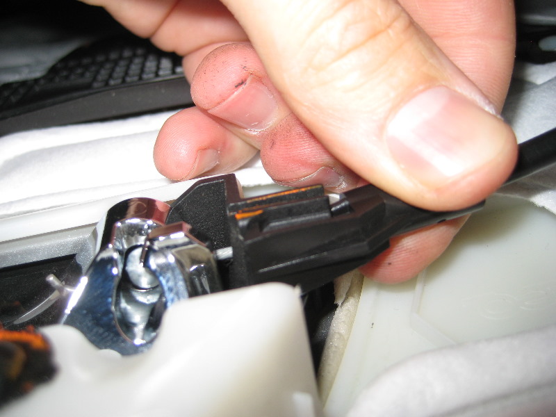 GM-Chevrolet-Equinox-Interior-Door-Panel-Removal-Guide-033